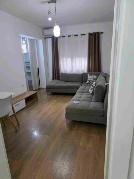 Tirane, jepet me qera apartament 2+1 Kati 5, 60 m² 450 € (Rruga Muhamet Gjollesha)