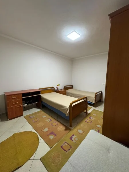 Tirane, jepet me qera apartament 2+1+Ballkon Kati 4, 100 m² 650 € (KOMUNA E PARISIT)