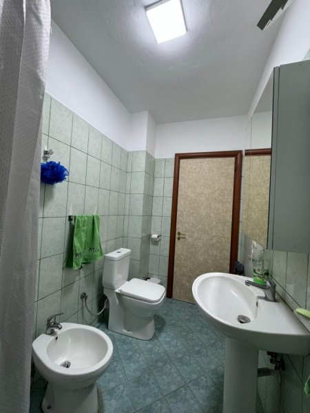 Tirane, jepet me qera apartament 2+1+Ballkon Kati 4, 100 m² 650 € (KOMUNA E PARISIT)
