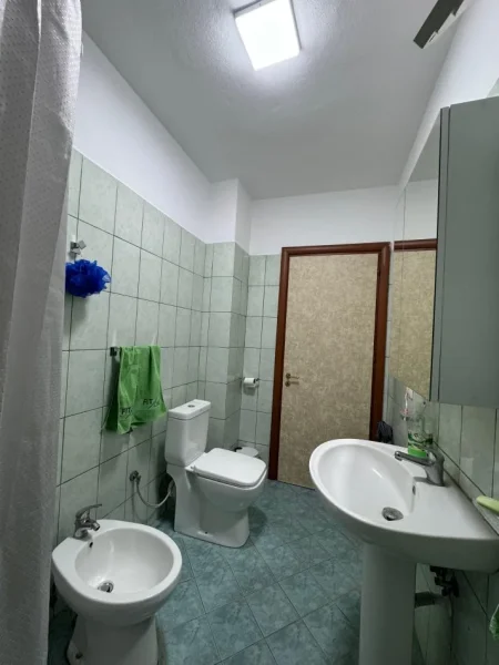 Tirane, jepet me qera apartament 2+1+Ballkon Kati 4, 100 m² 650 € (KOMUNA E PARISIT)