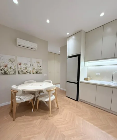 Tirane, jepet me qera apartament 2+1 , 90 m² 1.100 € 