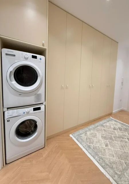 Tirane, jepet me qera apartament 2+1 , 90 m² 1.100 € 