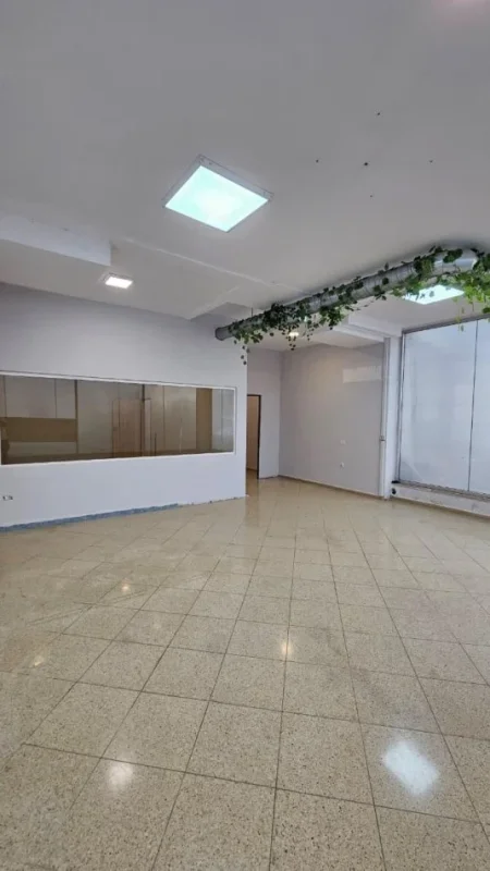 Shqiperi, jepet me qera ambjent biznesi Kati 0, 136 m² 900 € 