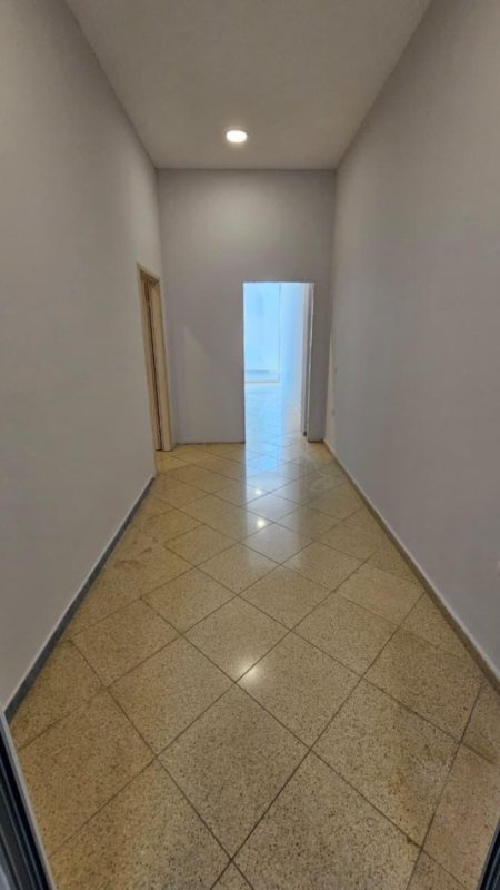 Shqiperi, jepet me qera ambjent biznesi Kati 0, 136 m² 900 € 