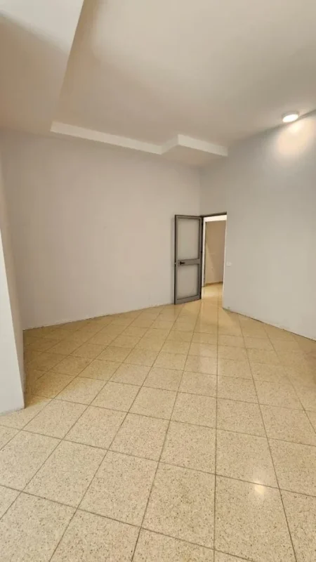 Shqiperi, jepet me qera ambjent biznesi Kati 0, 136 m² 900 € 