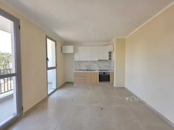 Tirane, jepet me qera apartament 2+1+Ballkon Kati 1, 88 m² 430 € (5 Maji)