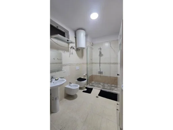 Tirane, jepet me qera apartament 1+1 Kati 5, 90 m² 700 € 