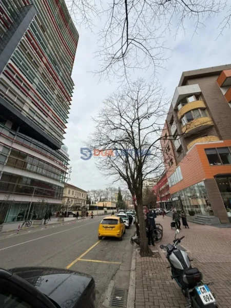 Tirane, jepet me qera zyre , 131 m² 2.200 € (RTSH)