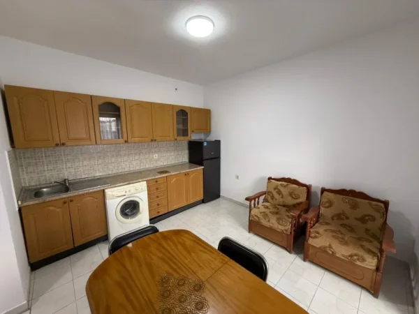 Tirane, jepet me qera apartament 2+1 Kati 5, 450 €