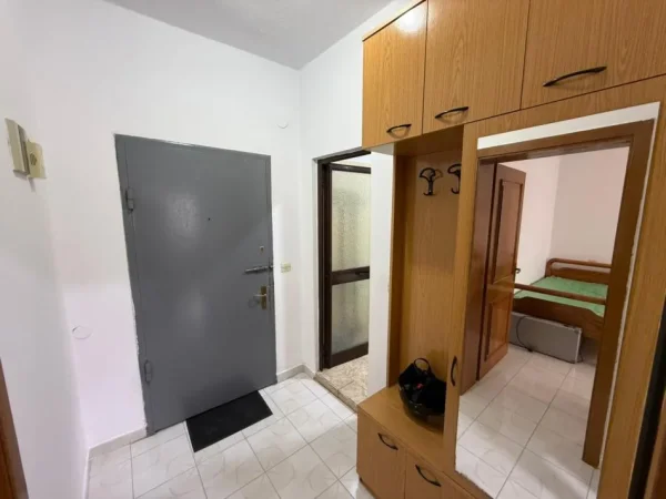 Tirane, jepet me qera apartament 2+1 Kati 5, 450 €