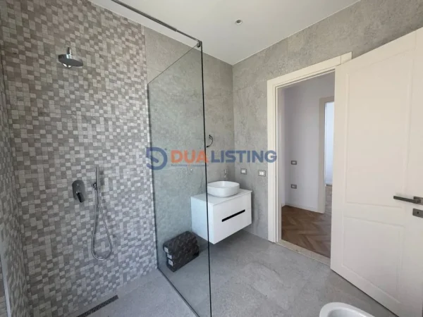 Tirane, jepet me qera Vile 4+1+Aneks+Ballkon , 618 m² 5.000 € (Teg)
