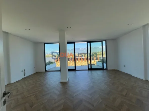 Tirane, jepet me qera Vile 4+1+Aneks+Ballkon , 618 m² 5.000 € (Teg)