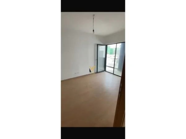 Tirane, jepet me qera ambjent biznesi Kati 5, 117 m² 400 € (5 MAJI)
