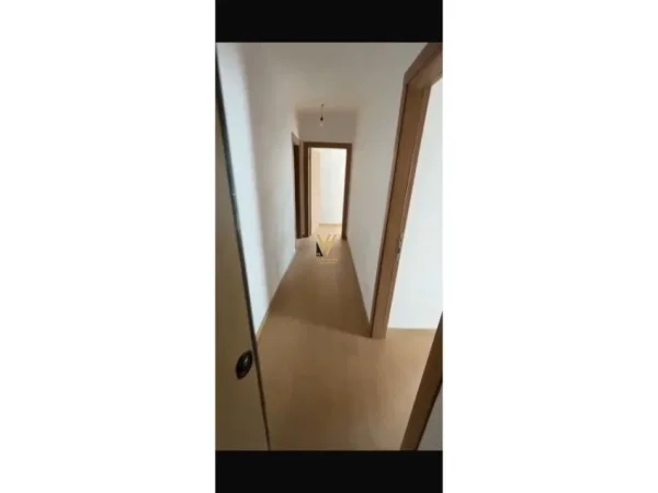 Tirane, jepet me qera ambjent biznesi Kati 5, 117 m² 400 € (5 MAJI)