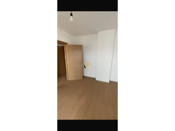 Tirane, jepet me qera ambjent biznesi Kati 5, 117 m² 400 € (5 MAJI)