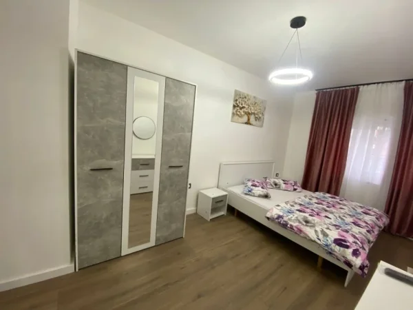 Shitet Super Apartament tek Komuna Parisit ,  179.000 €URO