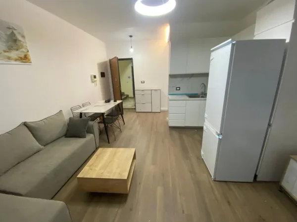 Shitet Super Apartament tek Komuna Parisit ,  179.000 €URO