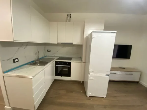 Shitet Super Apartament tek Komuna Parisit ,  179.000 €URO