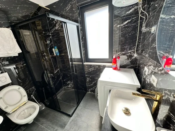 Tirane, jepet me qera apartament 1+1 Kati 2, 650 €