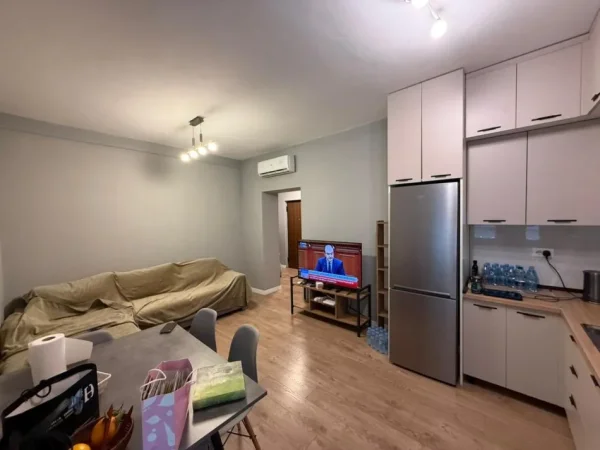 Tirane, jepet me qera apartament 1+1+Ballkon , 500 € 
