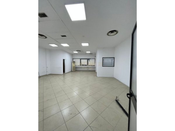 Tirane, jepet me qera ambjent biznesi Kati 3, 165 m² 2.000 € (Ish Parku)