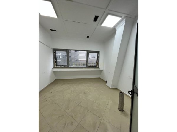 Tirane, jepet me qera ambjent biznesi Kati 3, 165 m² 2.000 € (Ish Parku)