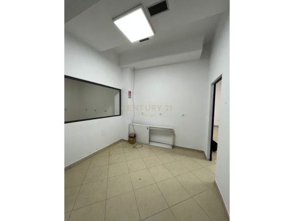 Tirane, jepet me qera ambjent biznesi Kati 3, 165 m² 2.000 € (Ish Parku)