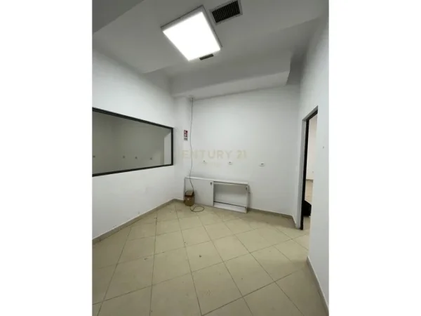 Tirane, jepet me qera ambjent biznesi Kati 3, 165 m² 2.000 € (Ish Parku)