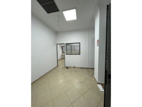 Tirane, jepet me qera ambjent biznesi Kati 3, 165 m² 2.000 € (Ish Parku)