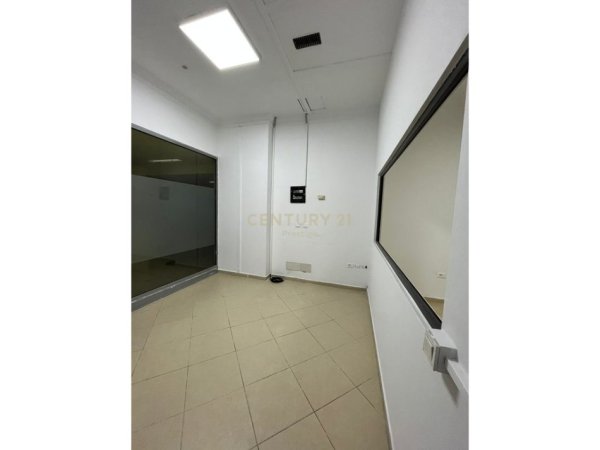 Tirane, jepet me qera ambjent biznesi Kati 3, 165 m² 2.000 € (Ish Parku)