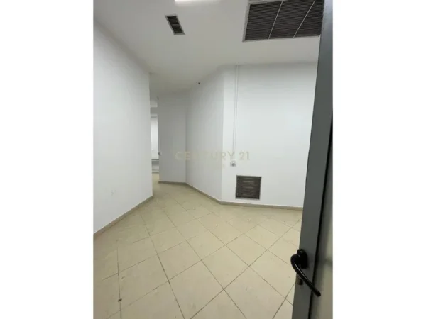 Tirane, jepet me qera ambjent biznesi Kati 3, 165 m² 2.000 € (Ish Parku)