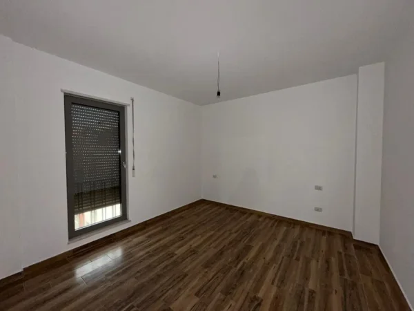 Tirane, jepet me qera apartament 1+1 Kati 5, 65 m² 400 € (Oxhaku)