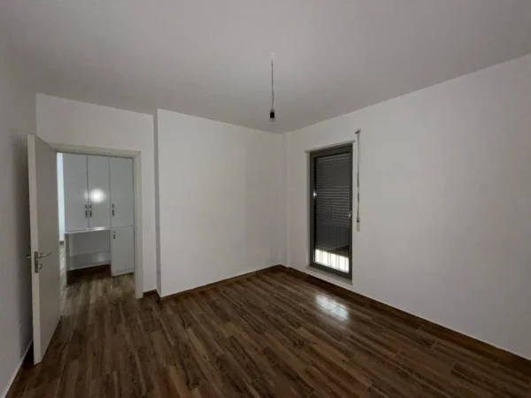 Tirane, jepet me qera apartament 1+1 Kati 5, 65 m² 400 € (Oxhaku)