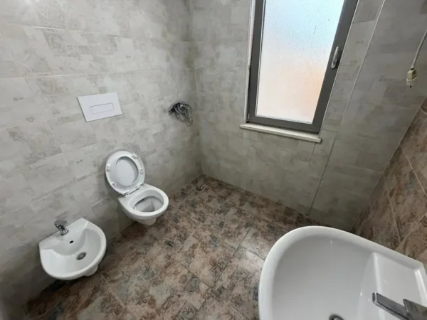 Tirane, jepet me qera apartament 1+1 Kati 5, 65 m² 400 € (Oxhaku)