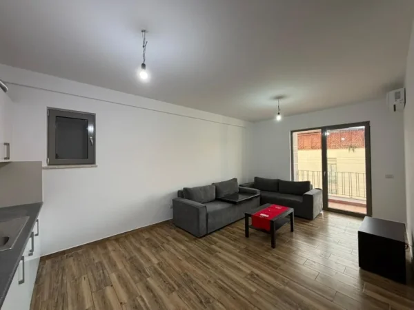Tirane, jepet me qera apartament 1+1 Kati 5, 65 m² 400 € (Oxhaku)