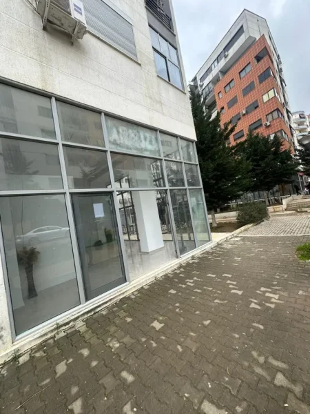Tirane, jepet me qera dyqan Kati 0, 47 m² 450 € (Kompleksi Molla)