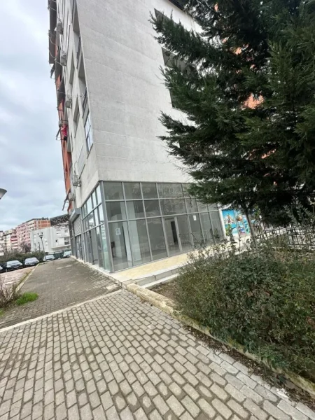 Tirane, jepet me qera dyqan Kati 0, 47 m² 450 € (Kompleksi Molla)