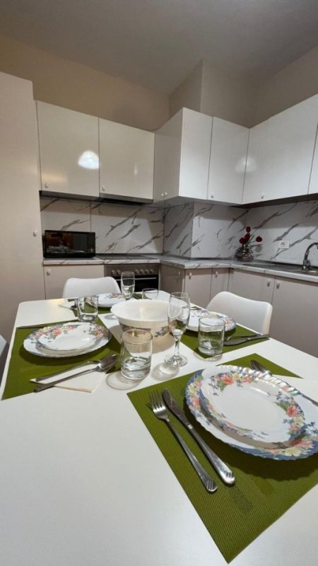 Tirane, jepet me qera apartament 2+1+Ballkon Kati 7, 70 m² 800 € (Rruga Sami Frasheri)