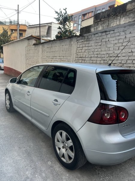 Tirane, shes makine Golf 5 Nafte, manuale Kondicioner 285.000 km 4.000 €