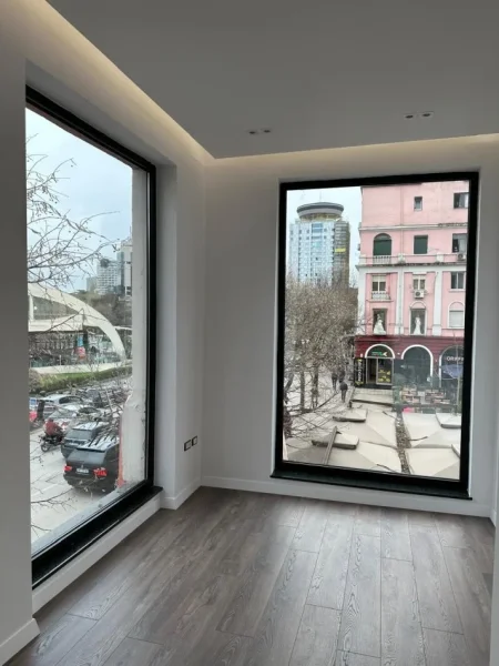 Tirane, jap me qera ambjent biznesi Kati 1, 76 m² 2000 ALL (Rruga Ibrahim Rrugova)