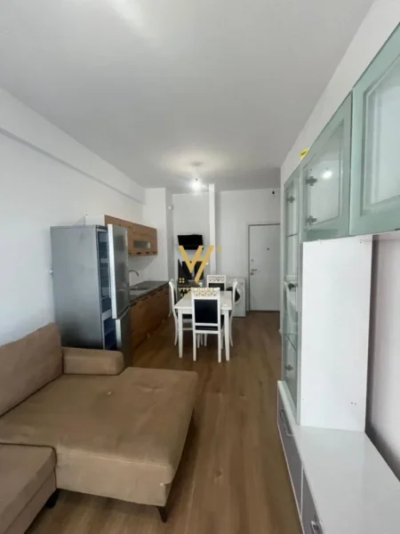 Tirane, jepet me qera apartament 1+1+Ballkon Kati 4, 55 m² 400 € (ALI DEMI)