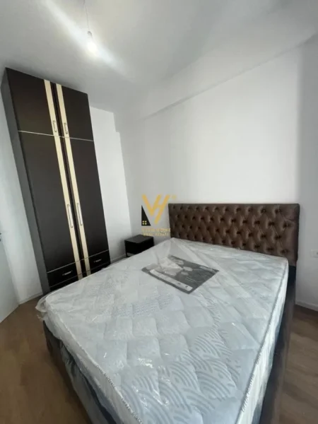 Tirane, jepet me qera apartament 1+1+Ballkon Kati 4, 55 m² 400 € (ALI DEMI)