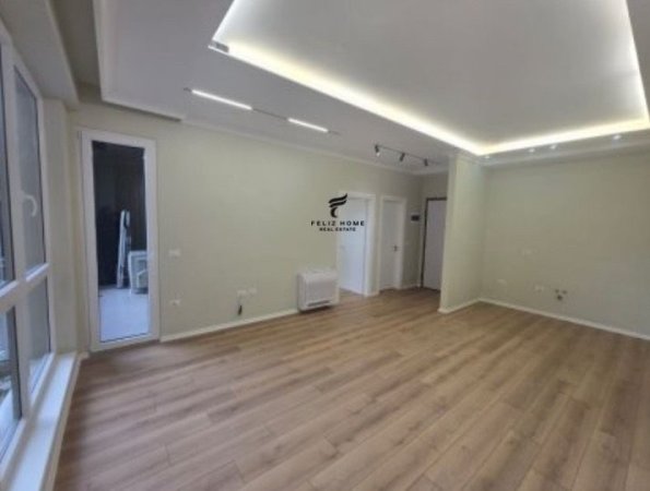 Tirane, jepet me qera zyre , 67 m² 700 € (KOMUNA E PARISIT)