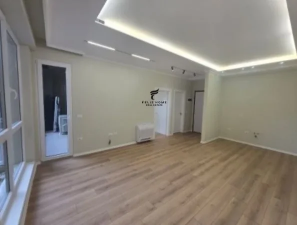 Tirane, jepet me qera zyre , 67 m² 700 € (KOMUNA E PARISIT)