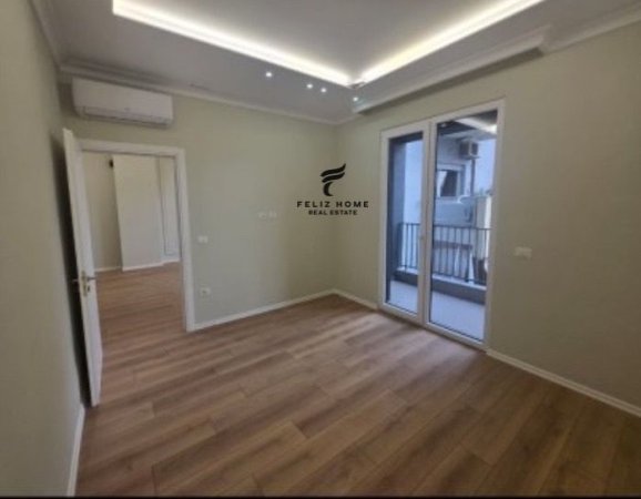 Tirane, jepet me qera zyre , 67 m² 700 € (KOMUNA E PARISIT)