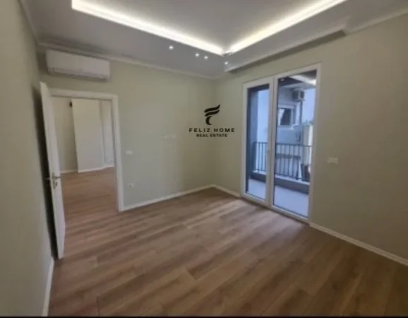 Tirane, jepet me qera zyre , 67 m² 700 € (KOMUNA E PARISIT)
