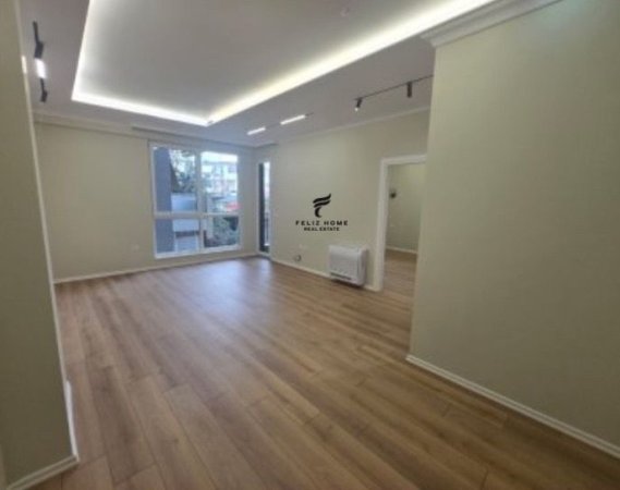 Tirane, jepet me qera zyre , 67 m² 700 € (KOMUNA E PARISIT)
