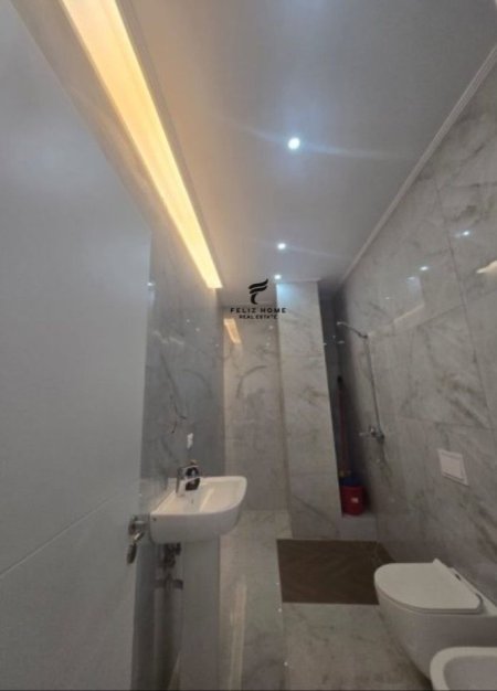 Tirane, jepet me qera zyre , 67 m² 700 € (KOMUNA E PARISIT)