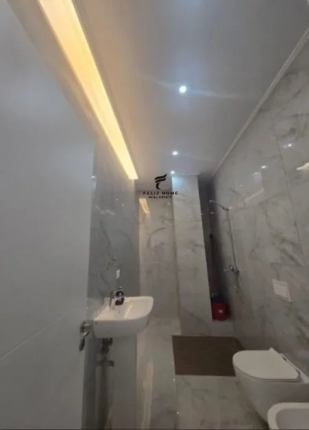 Tirane, jepet me qera zyre , 67 m² 700 € (KOMUNA E PARISIT)