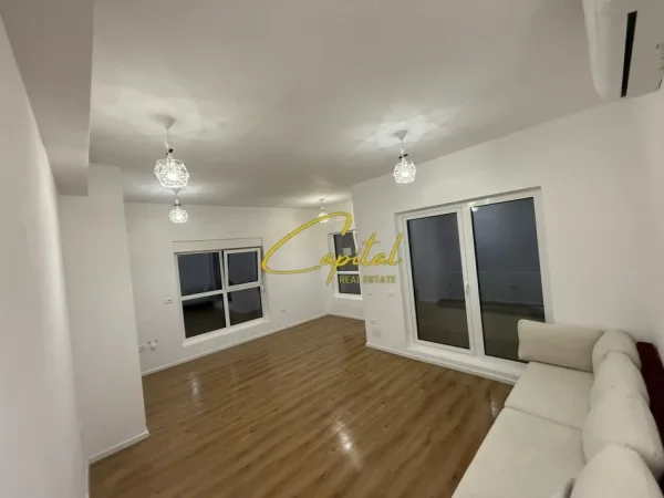 Tirane, jepet me qera zyre Kati 0, 50 m² 400 € (ALI DEMI)